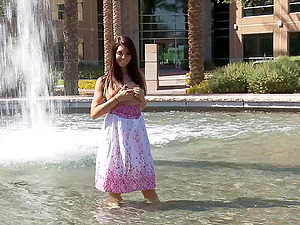 Wild Beauty Flashes Her Smoothly-shaven Cunt in a Public Fountain