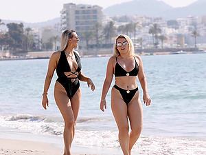 Tallia Storm kauniissa bikinissä, jossa tyttö rannalla