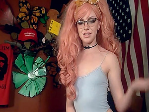 Be amazed with this curvy cosplayer and her playful squirt live in cam