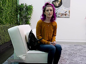 Purple haired slut Scarlett wraps her lips around a long pole